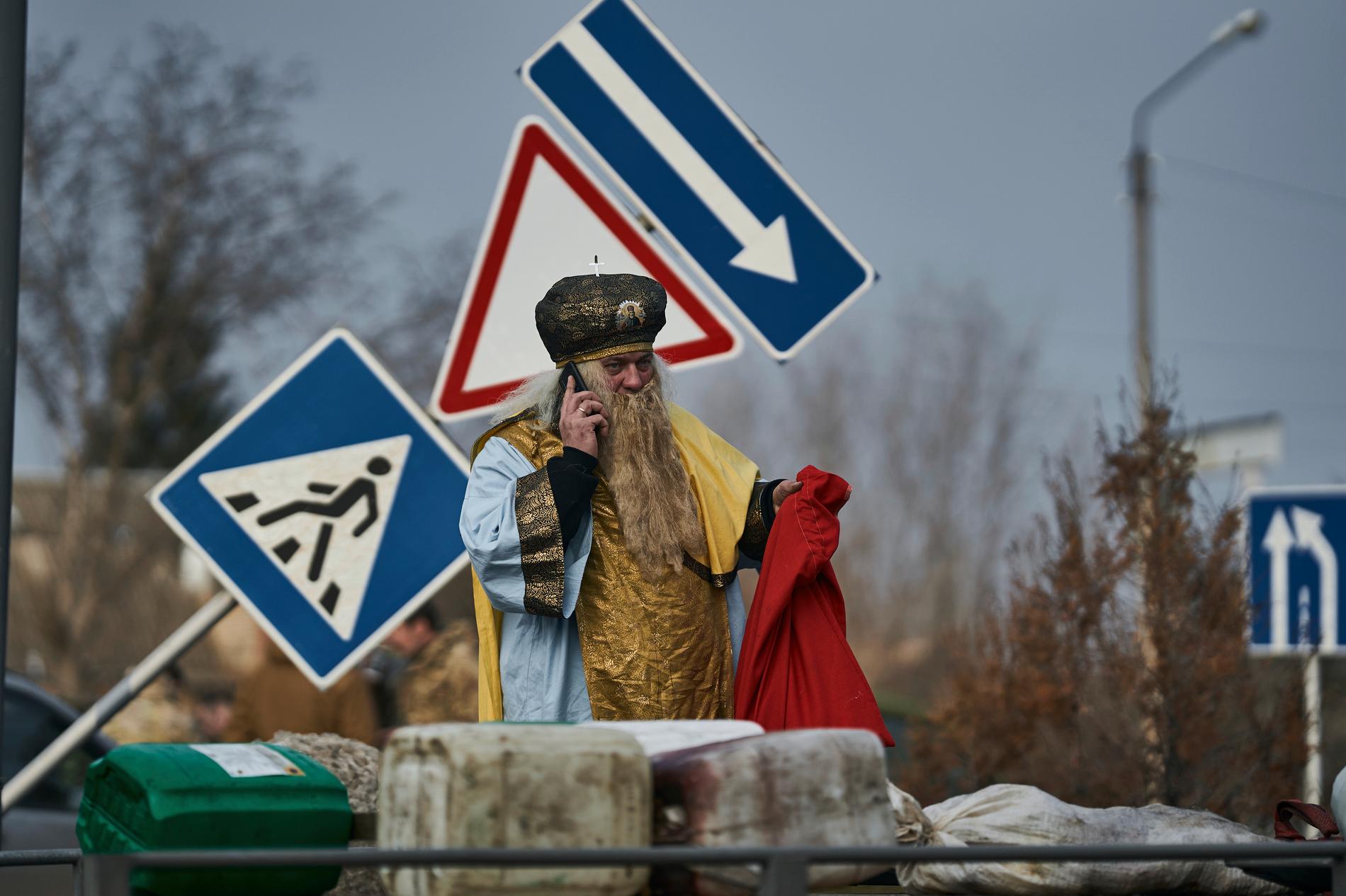 Krigsjul. Här är helgonet Sankt Nikolaus på väg för att dela ut julklappar till soldater nära fronten i Kostiantynivka i Donetsk i östra Ukraina. 