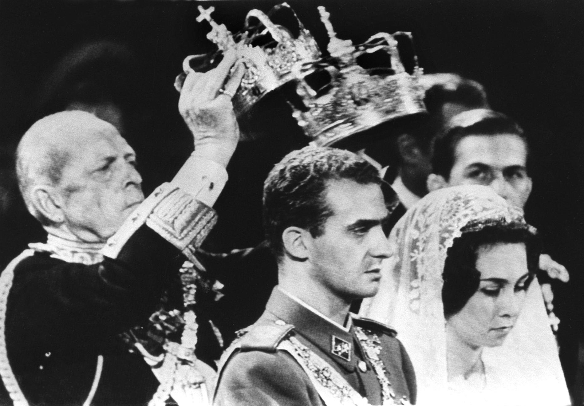 Kung Juan Carlos och drottning Sofia under deras bröllopsceremoni 1962, i Aten, Grekland.