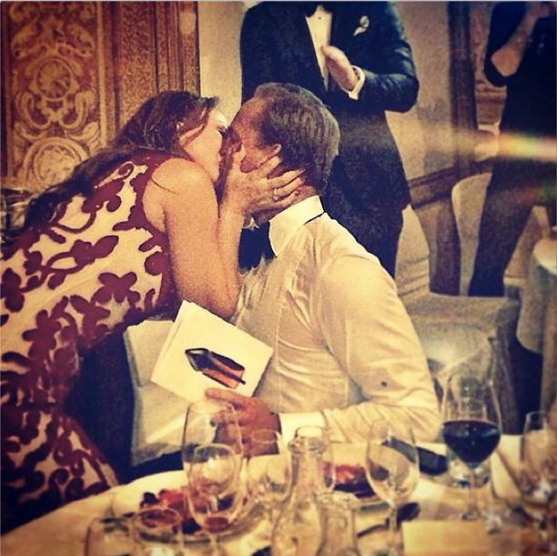 DET SA BARA SMACK Anders Jensen och Charlotte Perrelli firade förlovningen med en blöt kyss.