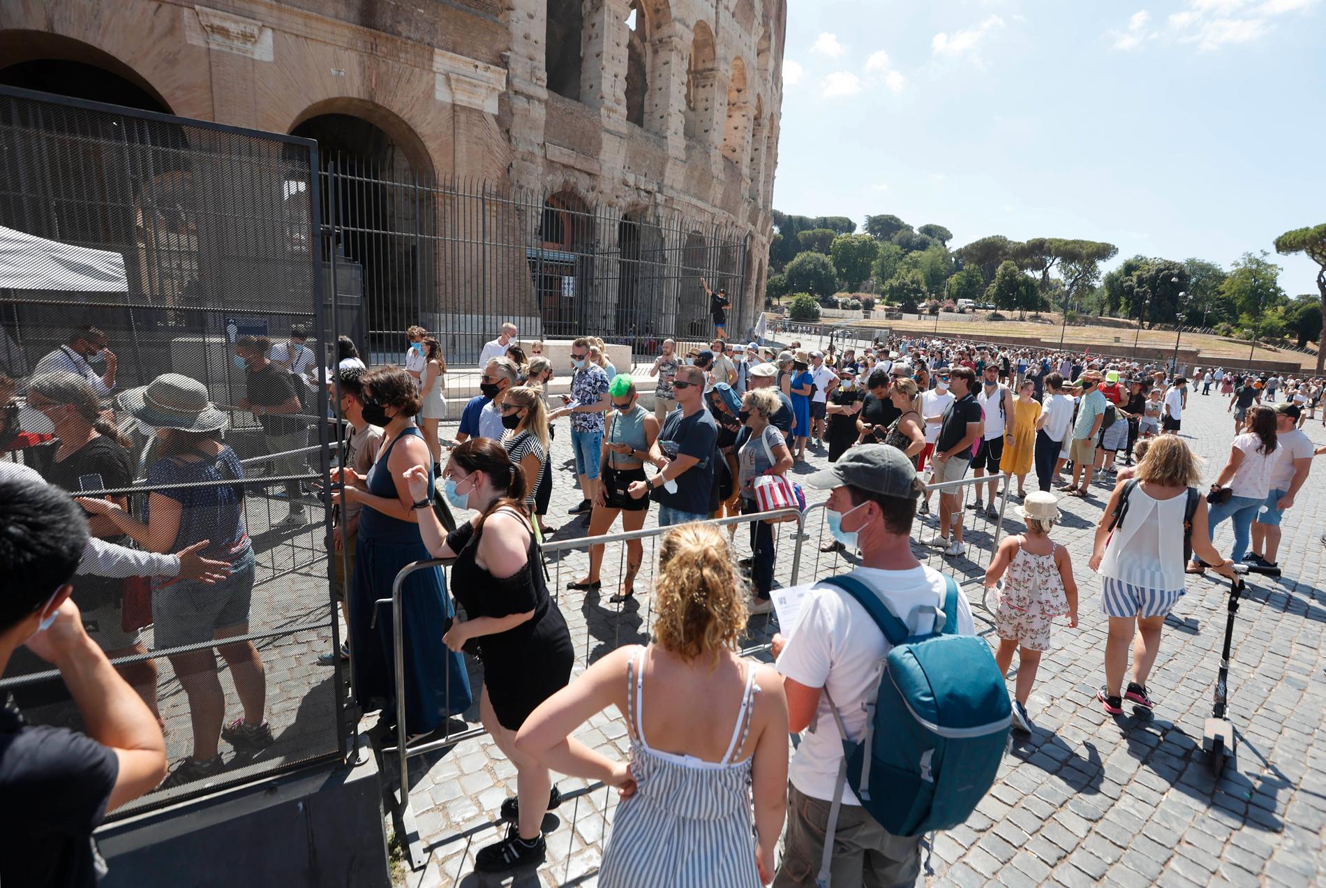 Pandemi och smittspridning skrämmer inte turister utanför Colosseum.