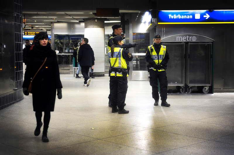 Integriteten kränks Polisen har som en del av det nya projektet Reva börjat utföra ­id-kontroller i tunnelbanan för att hitta papperslösa.