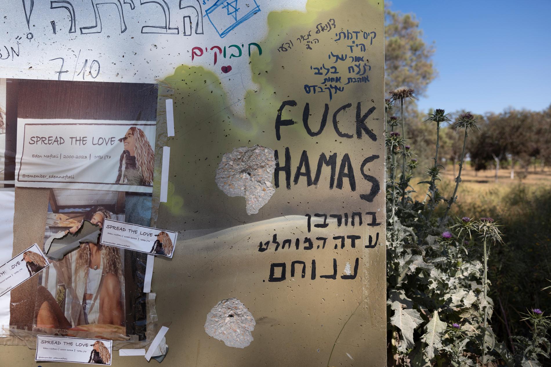 På väggen vid busshållplatsen sitter bilder på unga människor som dog här. ”Fuck Hamas” har någon skrivit bredvid. 