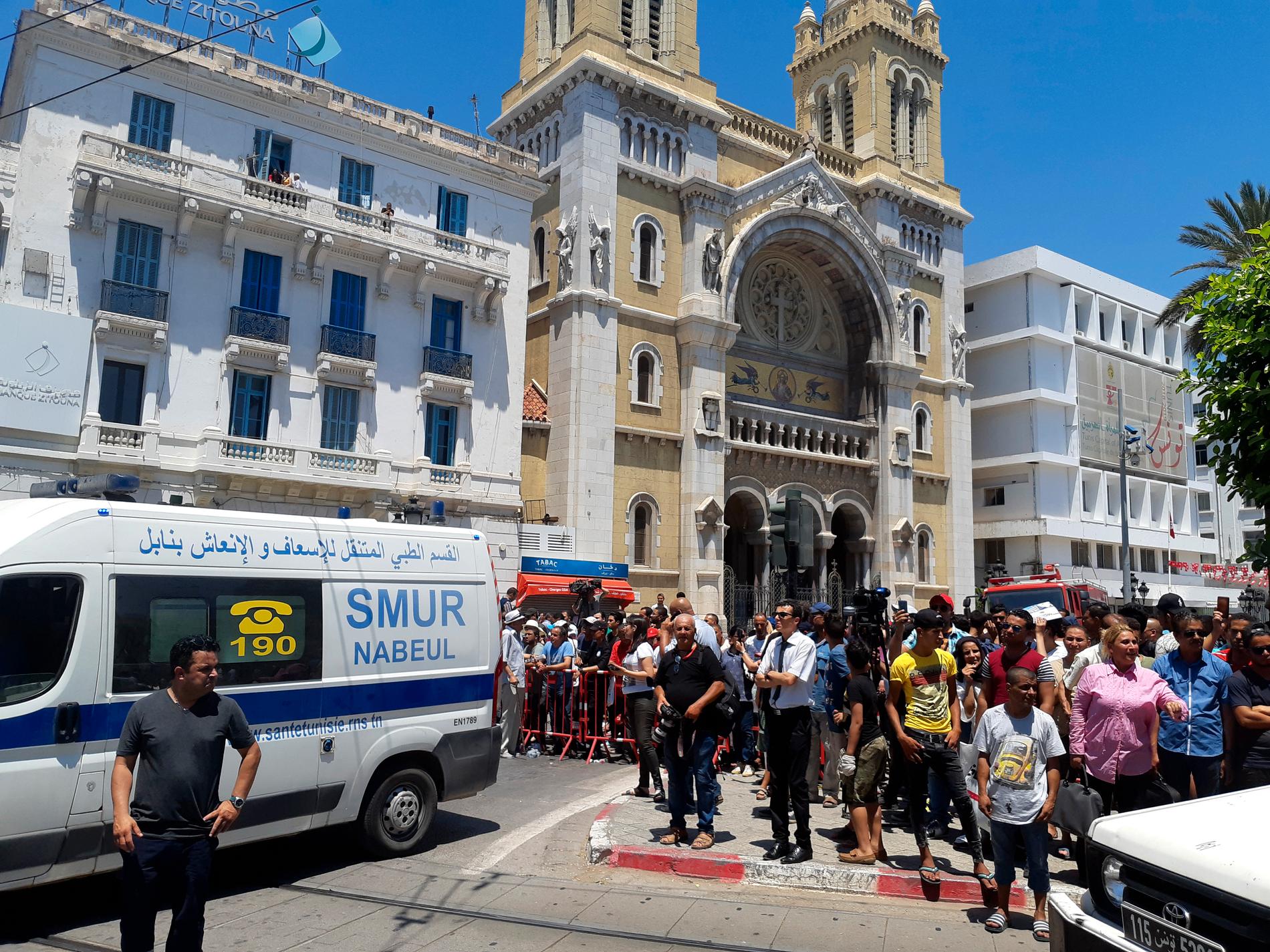 Minst en person, en polis, har dödats och åtta skadats i två attentat i Tunis.