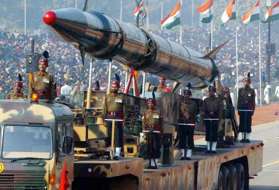 Missilen Agni II visas upp i Indien.