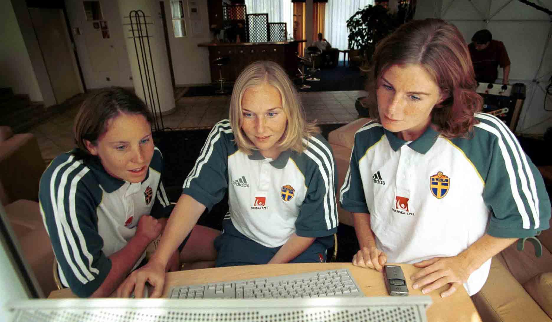 Frida Östberg med Hanna Ljungberg och Malin Moström under EM 2001.