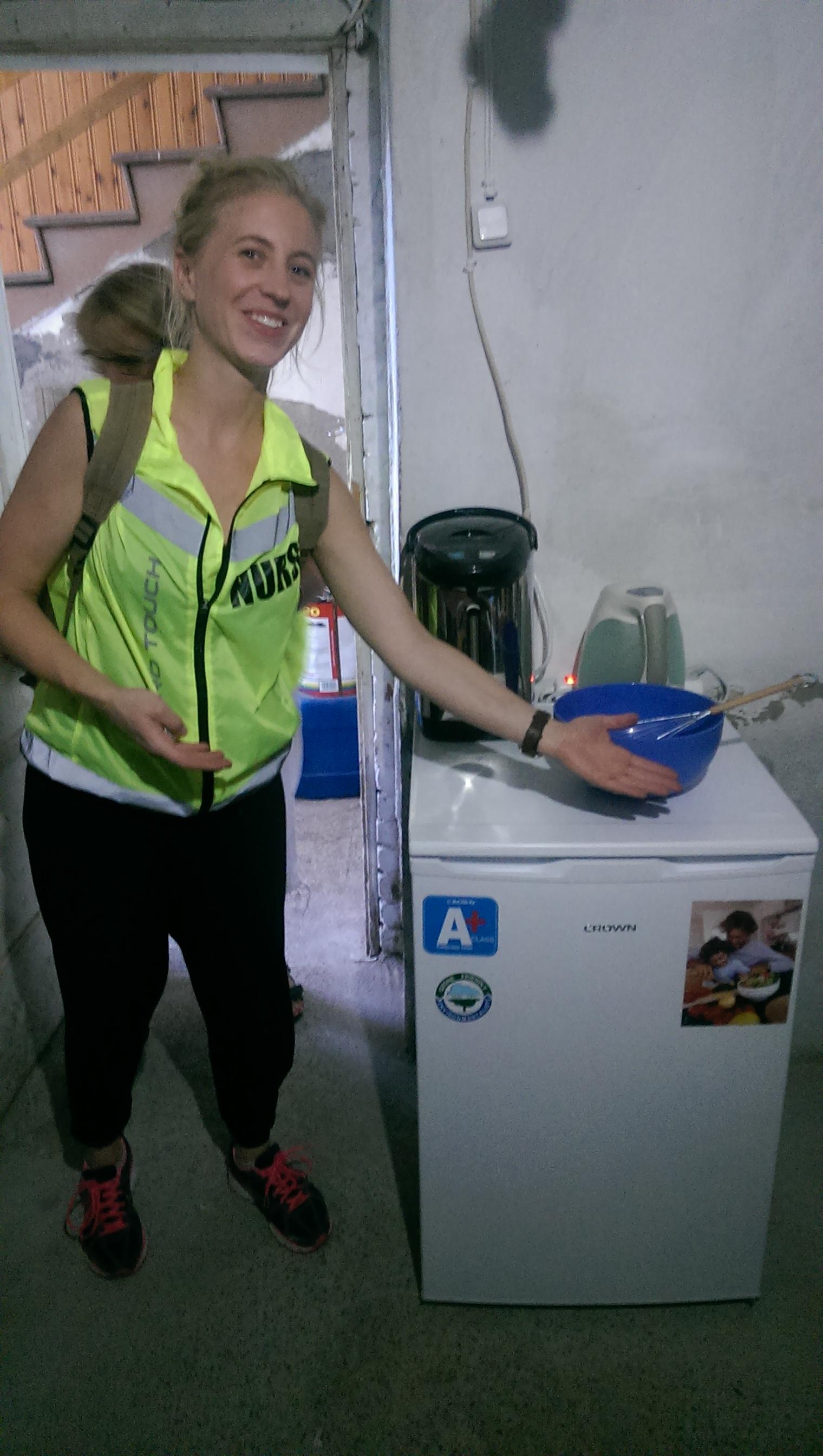Nathalie Kroon visar kylen som de kunnat köpa för insamlade medel.