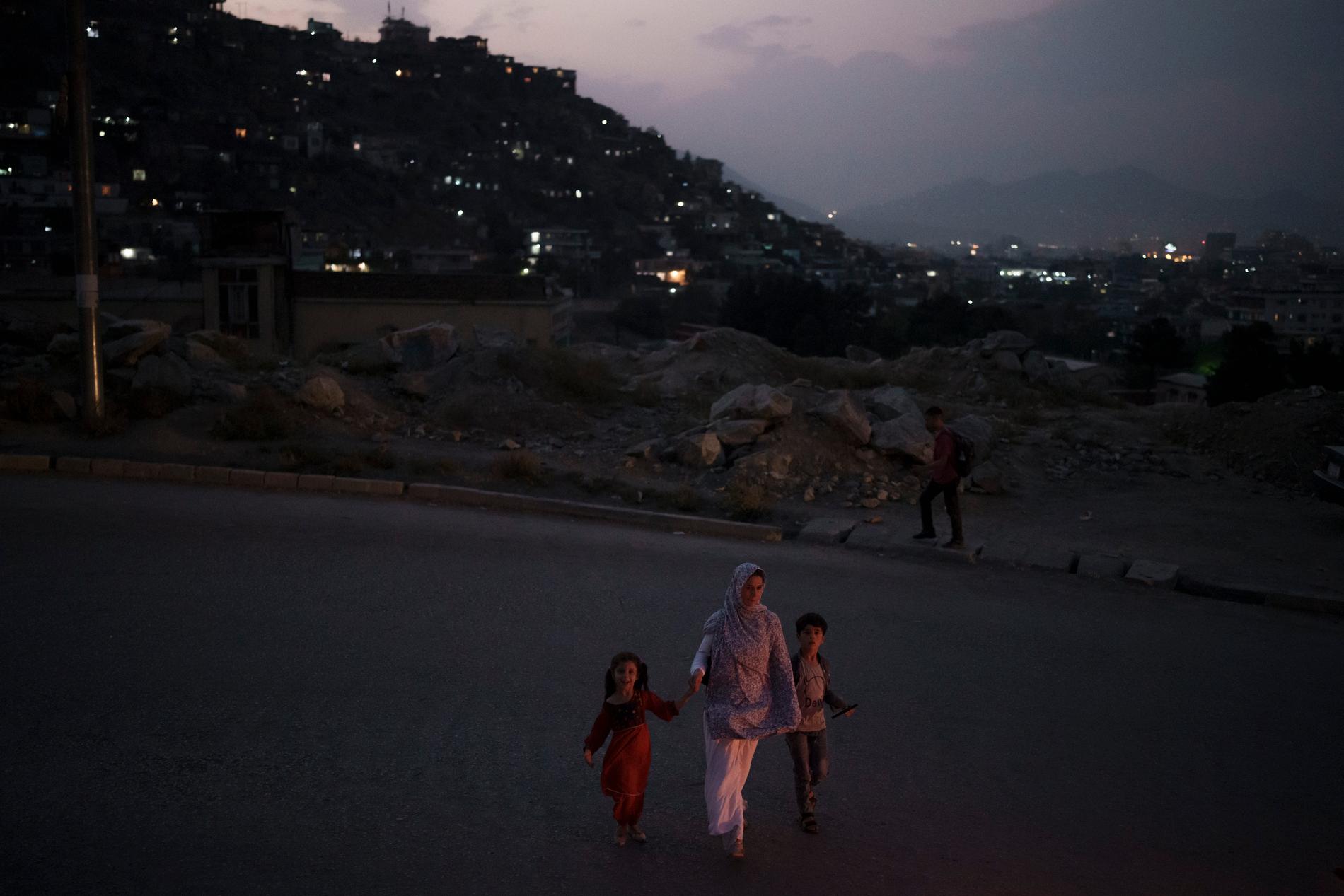 En afghansk familj i Kabul i Afghanistan. Arkivbild från den 19 december.