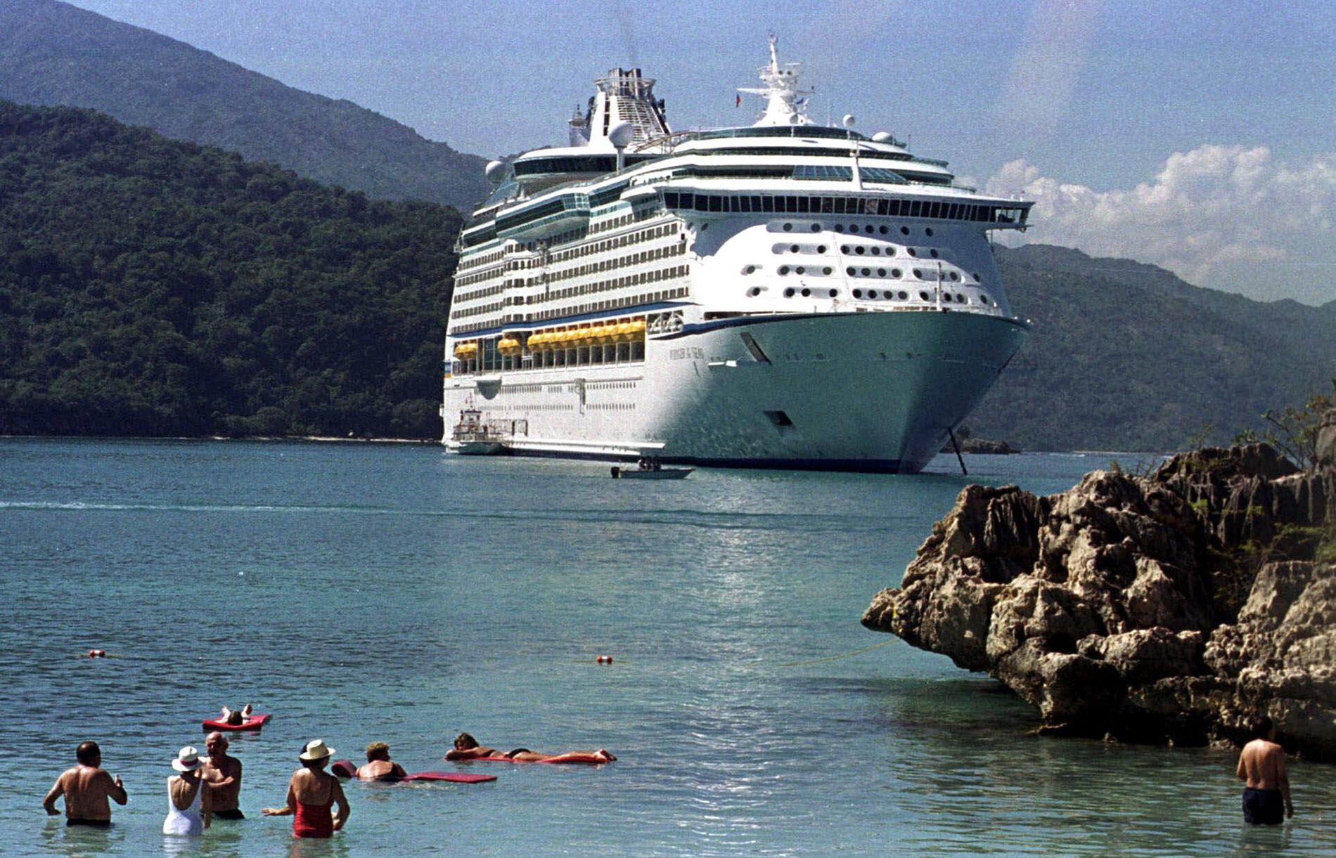 Ett av Royal Caribbean Cruise Lines jättefartyg ankrat nära Cap Haitian på Haiti. Arkivbild.