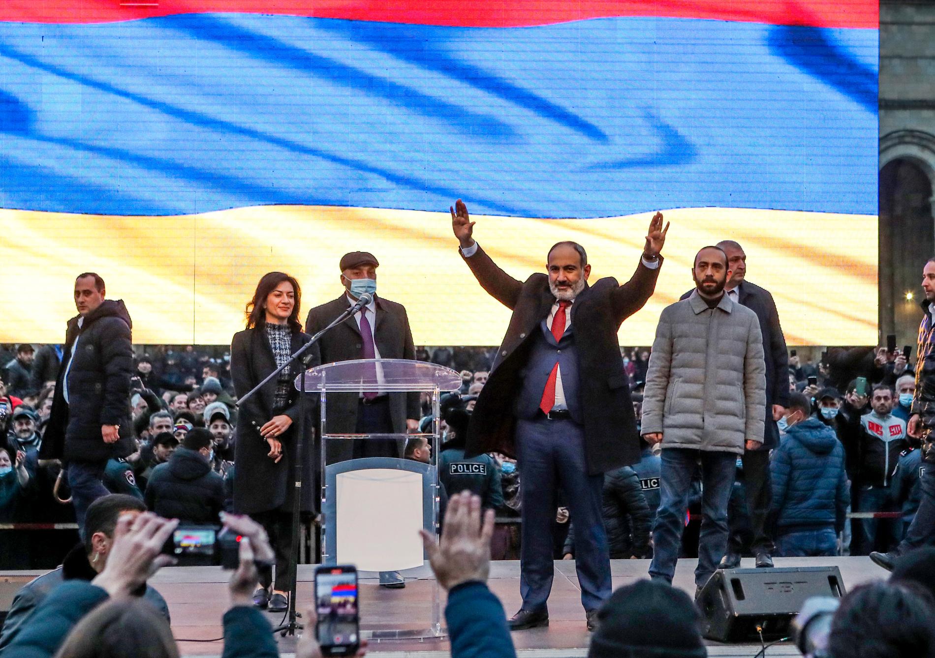 Armeniens premiärminister Nikol Pasjinian möter sina anhängare under ett massmöte i huvudstaden Jerevan på måndagen.