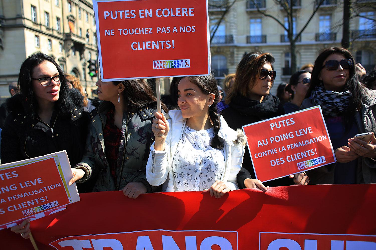 Franska prostituerade protesterar mot lagen med skyltar där det står: ”Rör inte våra kunder”.