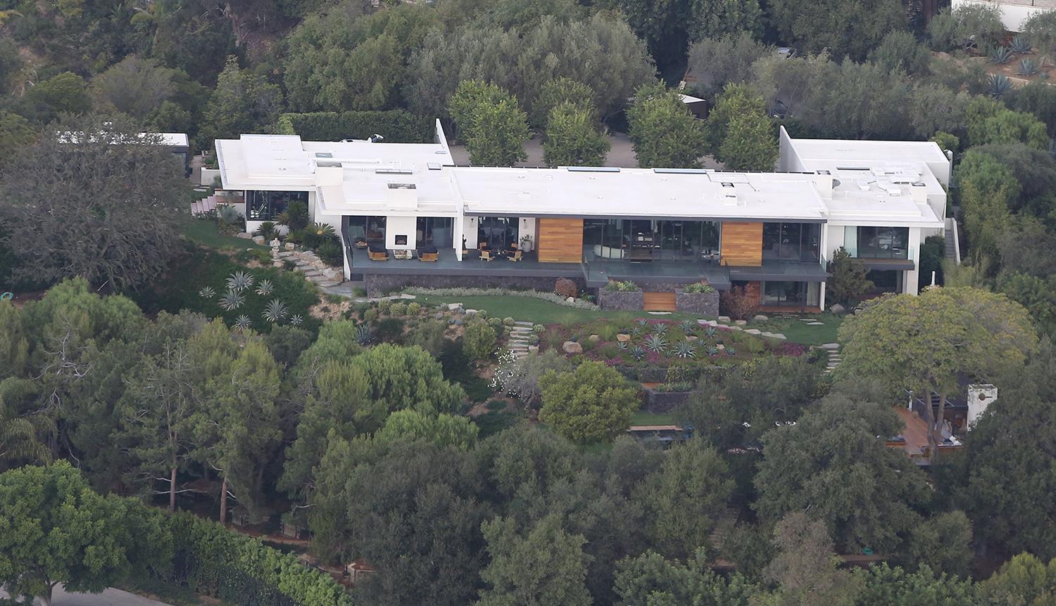 Superhuset Här bor snart Jennifer Anistons föräldrar tillsammans med Justin och Jennifer.