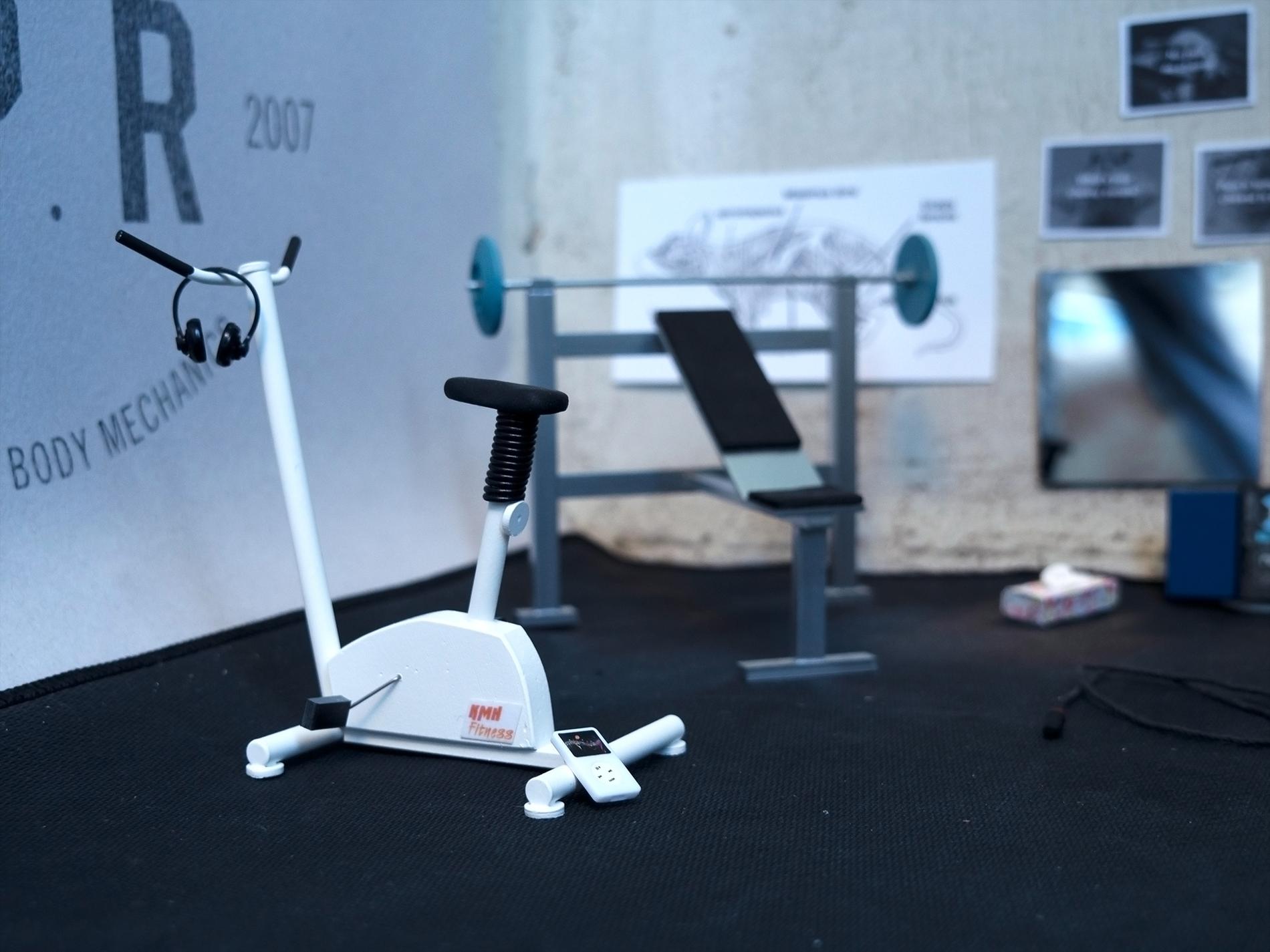 På gymmet finns bland annat en motionscykel och en bänkpress för de små råttorna.