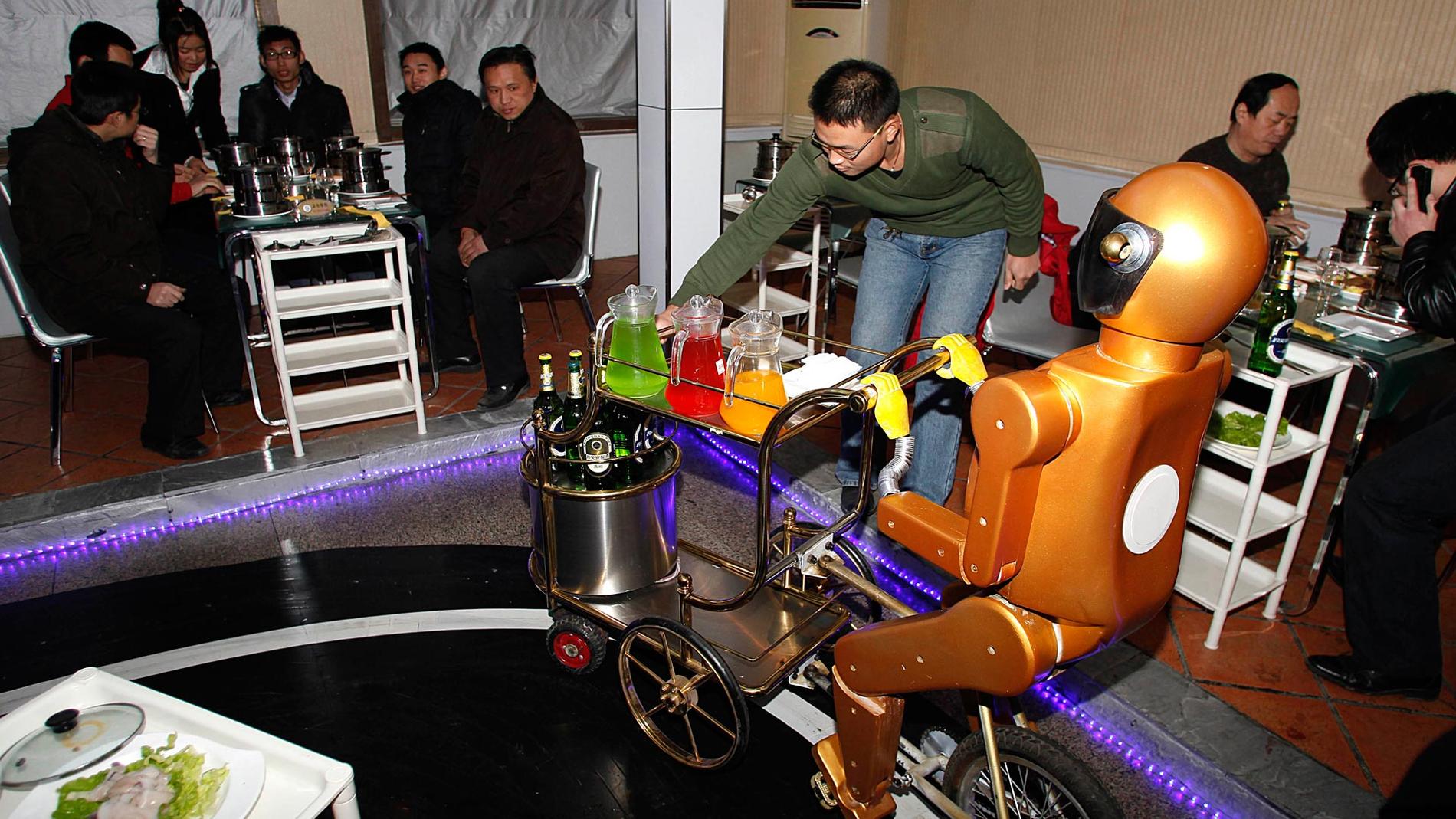 Robotarna har sensorer som känner av när gästerna pockar på uppmärksamhet.