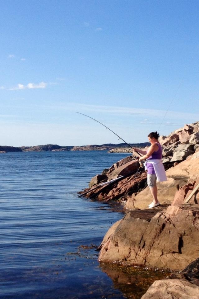 Ulrika drar upp en fin torsk vid piren i Skalhamn!