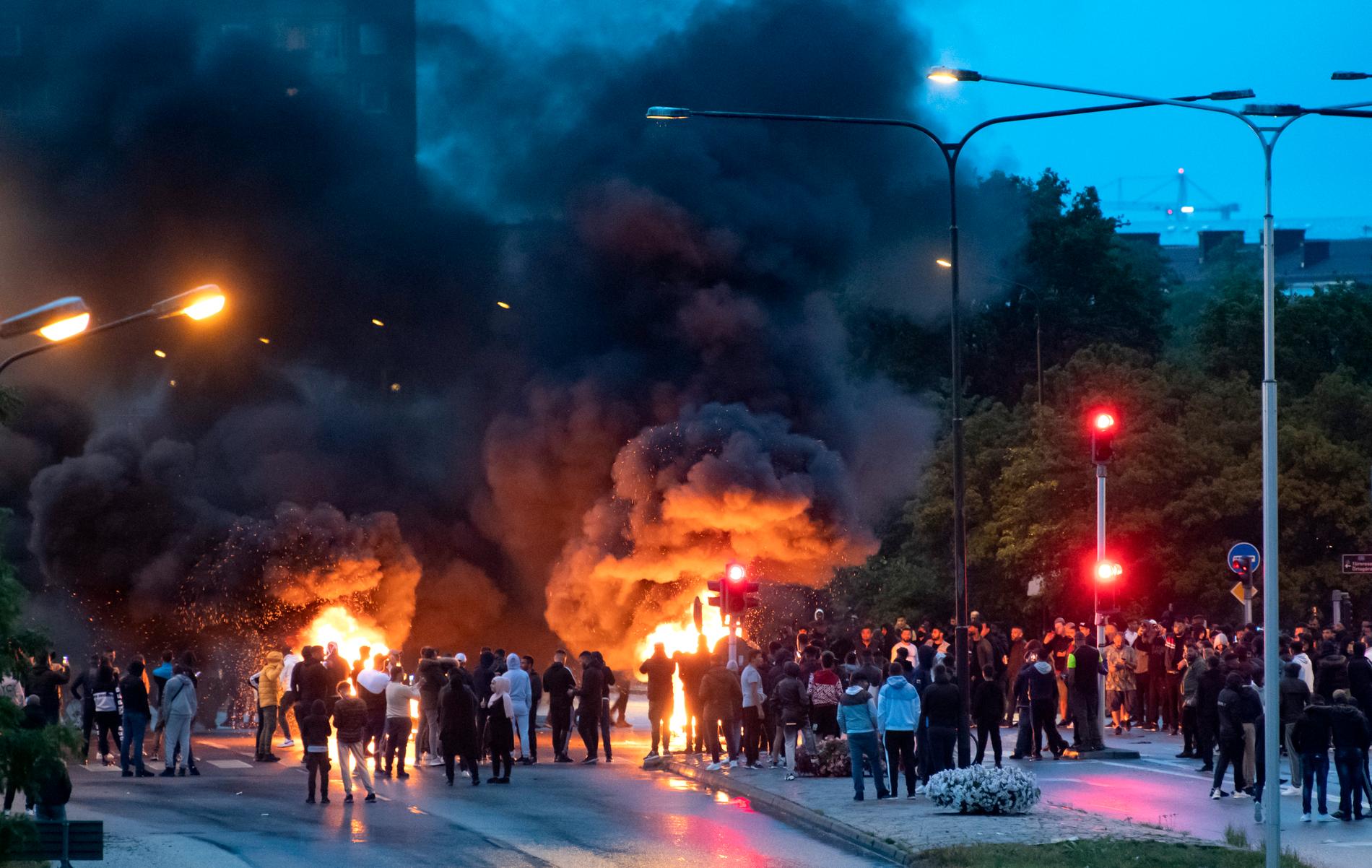 Malmö förra sommaren: Brinnande barrikader på Amiralsgatan i Malmö på fredagskvällen som en reaktion på en koranbränning på Emilstorp i Rosengård. Enligt polisen befann sig 300 personer på Amiralsgatan, vilket helt stoppade trafiken till och från Rosengård. Arkivbild,.