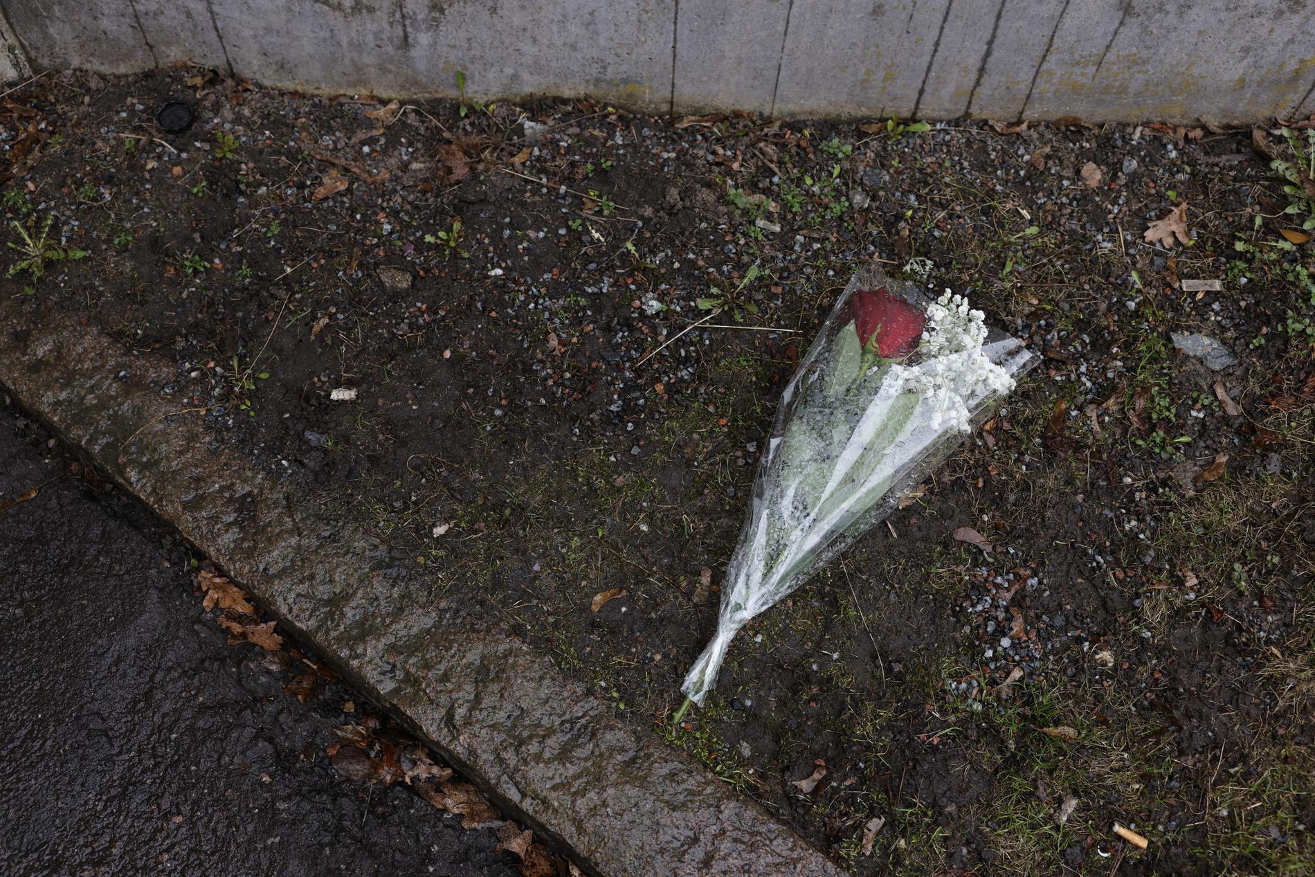 Blommor lämnade i närheten av mordplatsen.