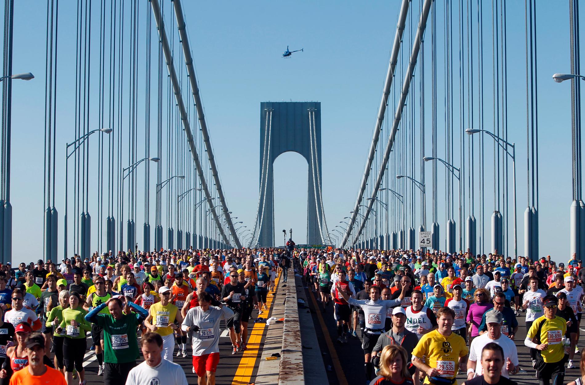 New York maraton är en av världens största lopp med runt 45 000 deltagare. Här har 2011 års löpare just startat och är på väg över Verrazano-Narrows Bridge.