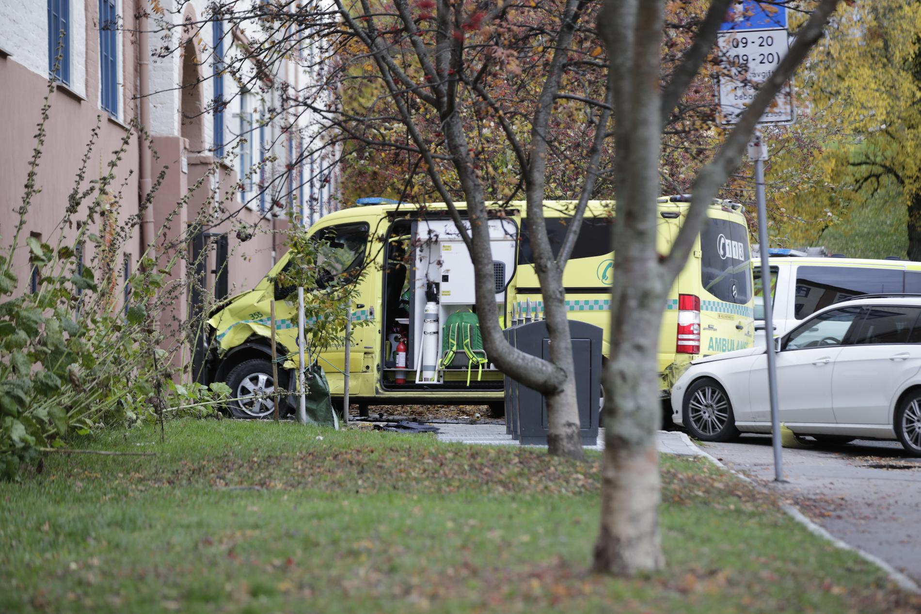 Stor polisinsats i Oslo efter att flera personer blivit påkörda av en kapad ambulans.