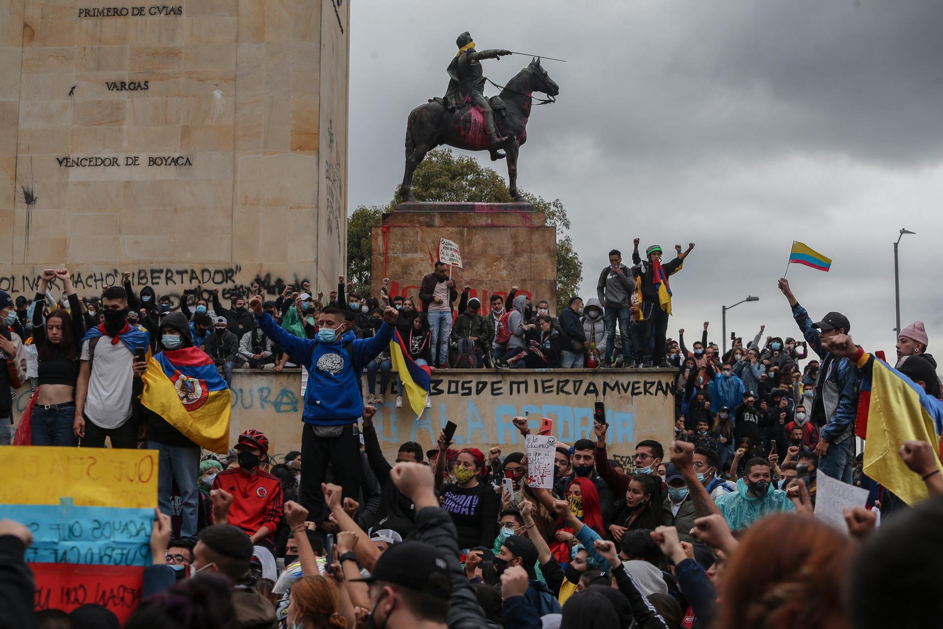 Demonstranter protesterar mot regeringen i Colombias huvudstad Bogotá på onsdagen.