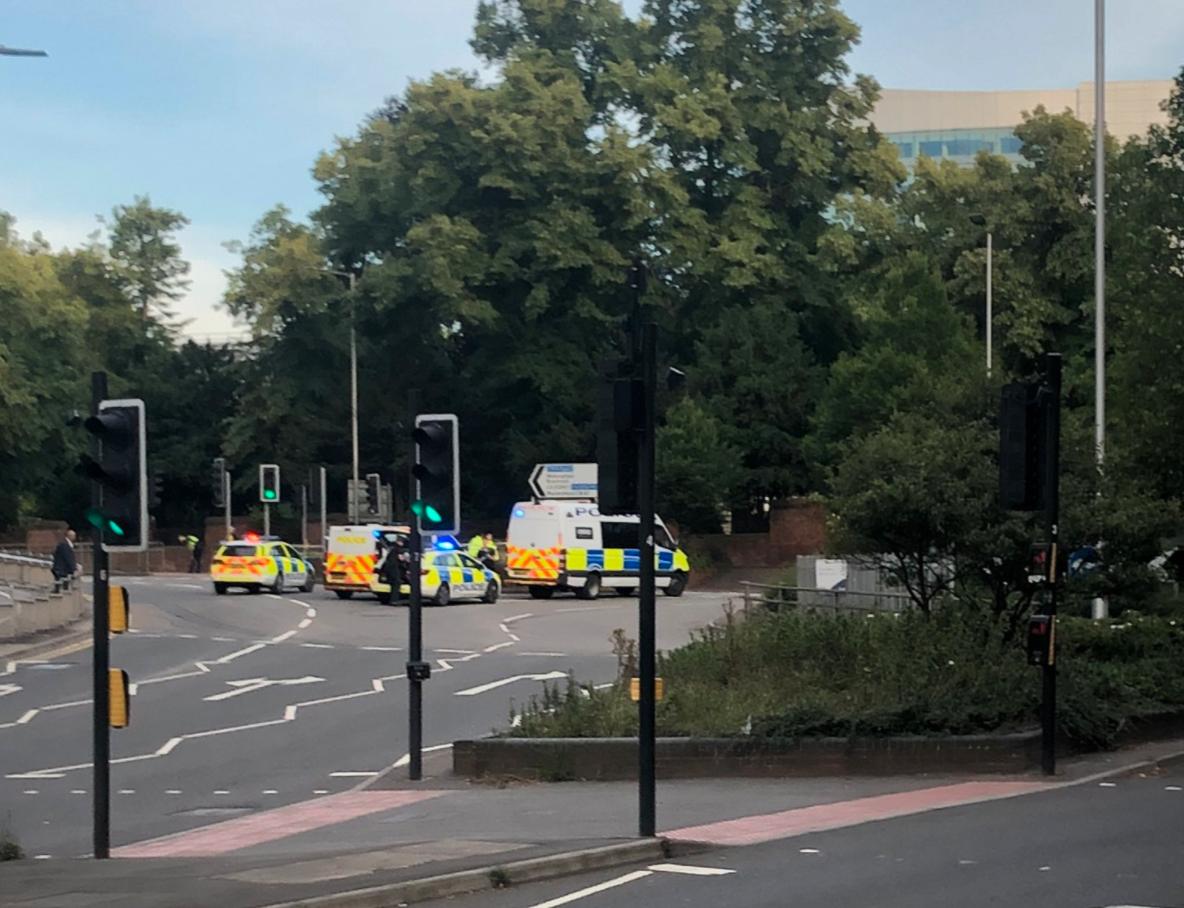 Polis är på plats vid parken Forbury Gardens i Reading. 