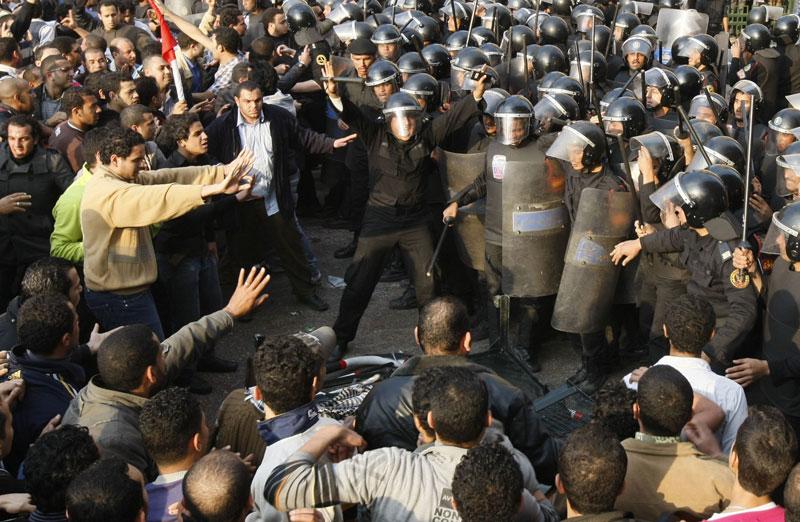 Regimen placerade ut säkerhetsstyrkor och förbjöd alla demonstrationer i Egypten för att få slut på protesterna mot ledaren Hosni Mubarak. Folket däremot förväntar sig att händelserna i Tunisien ska sprida sig till landet och störta Mubarak.