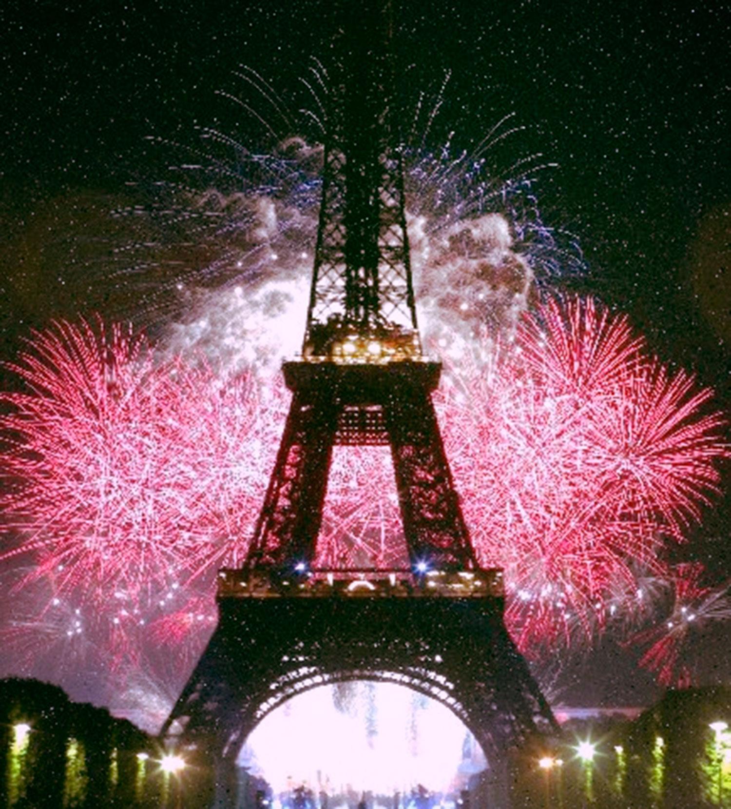 Mer romantiskt än nyår i Paris blir det knappast.