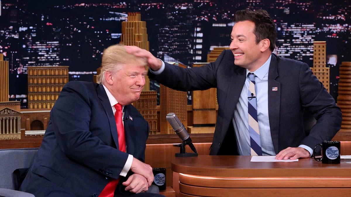 Talkshowvärden Jimmy Fallon, t h, fick i somras kritik för hur hanterade Donald Trump som gäst.