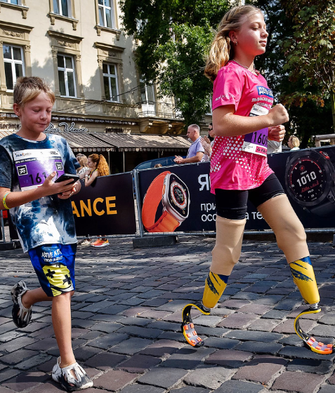 Jana och brodern Jaroslav springer ett uppvisningslopp i ukrainska Lviv i september 2023.
