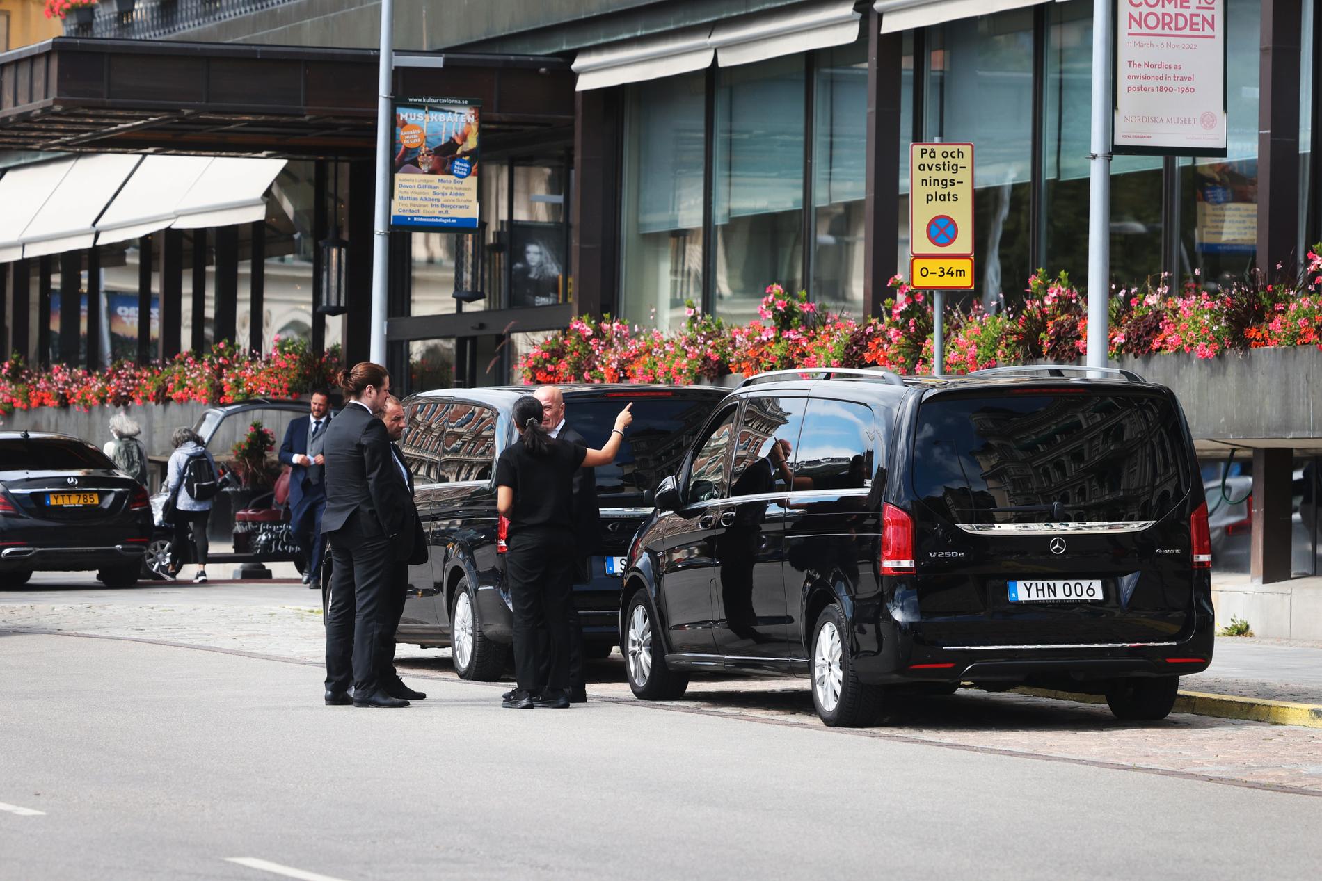 Drakes svarta bilar utanför femstjärniga Grand hotel, där han bott i en svit under sitt Stockholmsbesök.