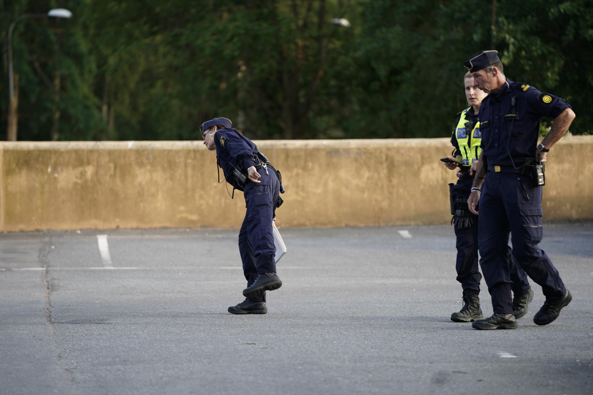Poliser på plats vid Hammarkulletorget i Göteborgsstadsdelen Hjällbo efter skjutningen på fredagen.