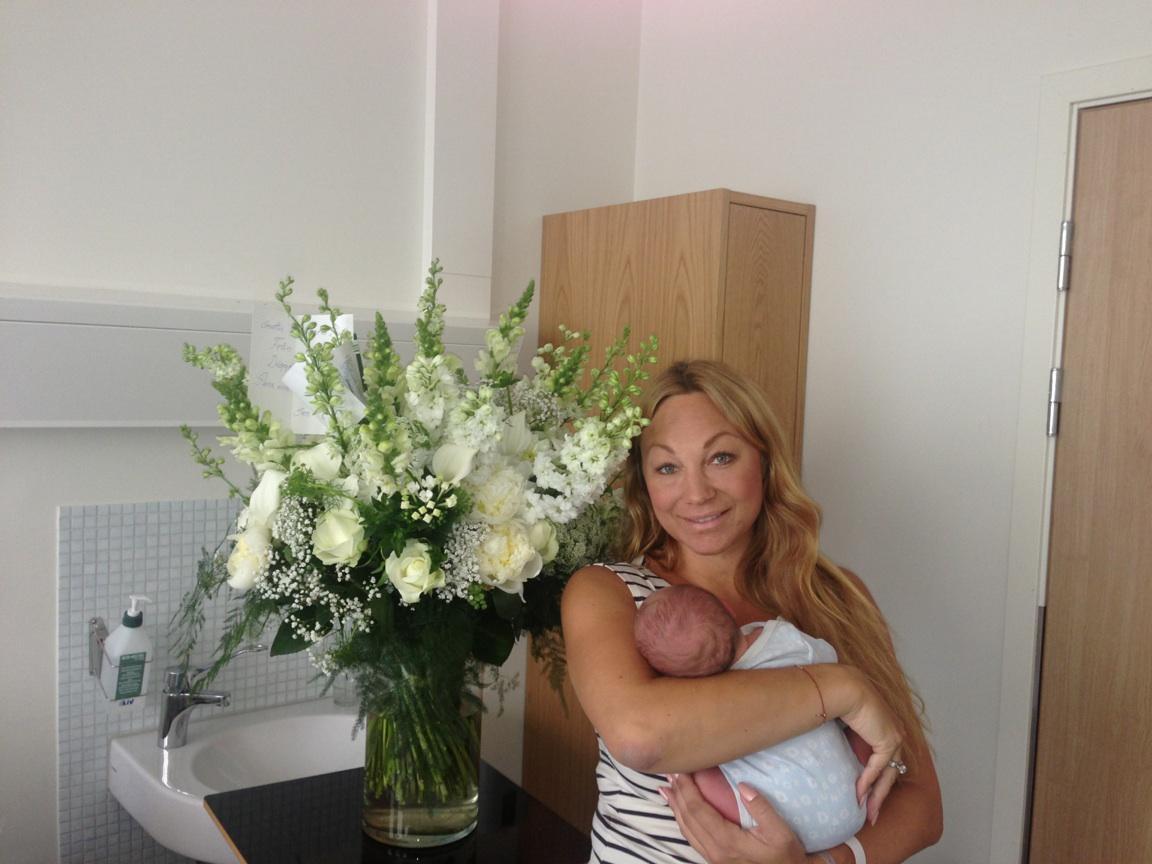 Charlotte Perrelli med sin nyfödde.