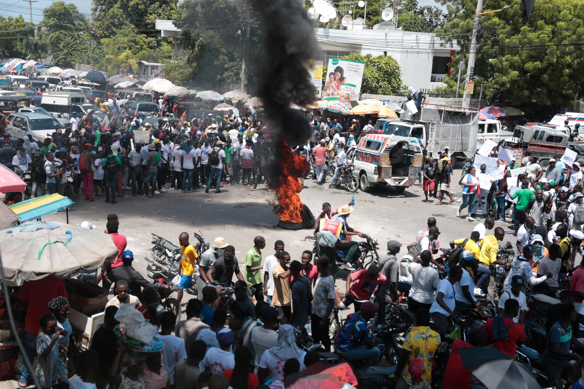 Brinnande däck under protester mot våldet i Port-au-Prince, Haiti.