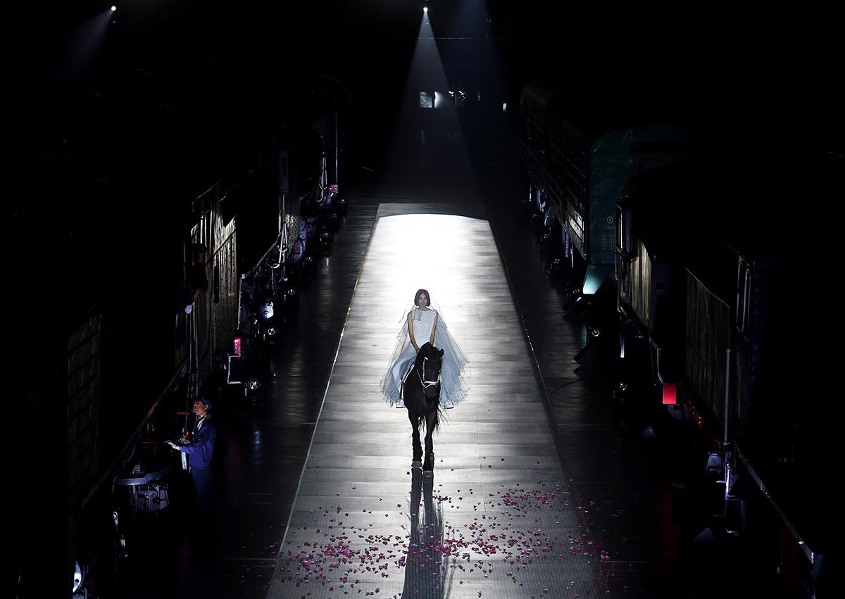 Peking, Kina: En modell visar upp Pierre Cardins vår/sommarkollektion för 2016. Showen ägde rum på Kinas järnvägsmuseum och kom direkt från modeveckan i Paris.