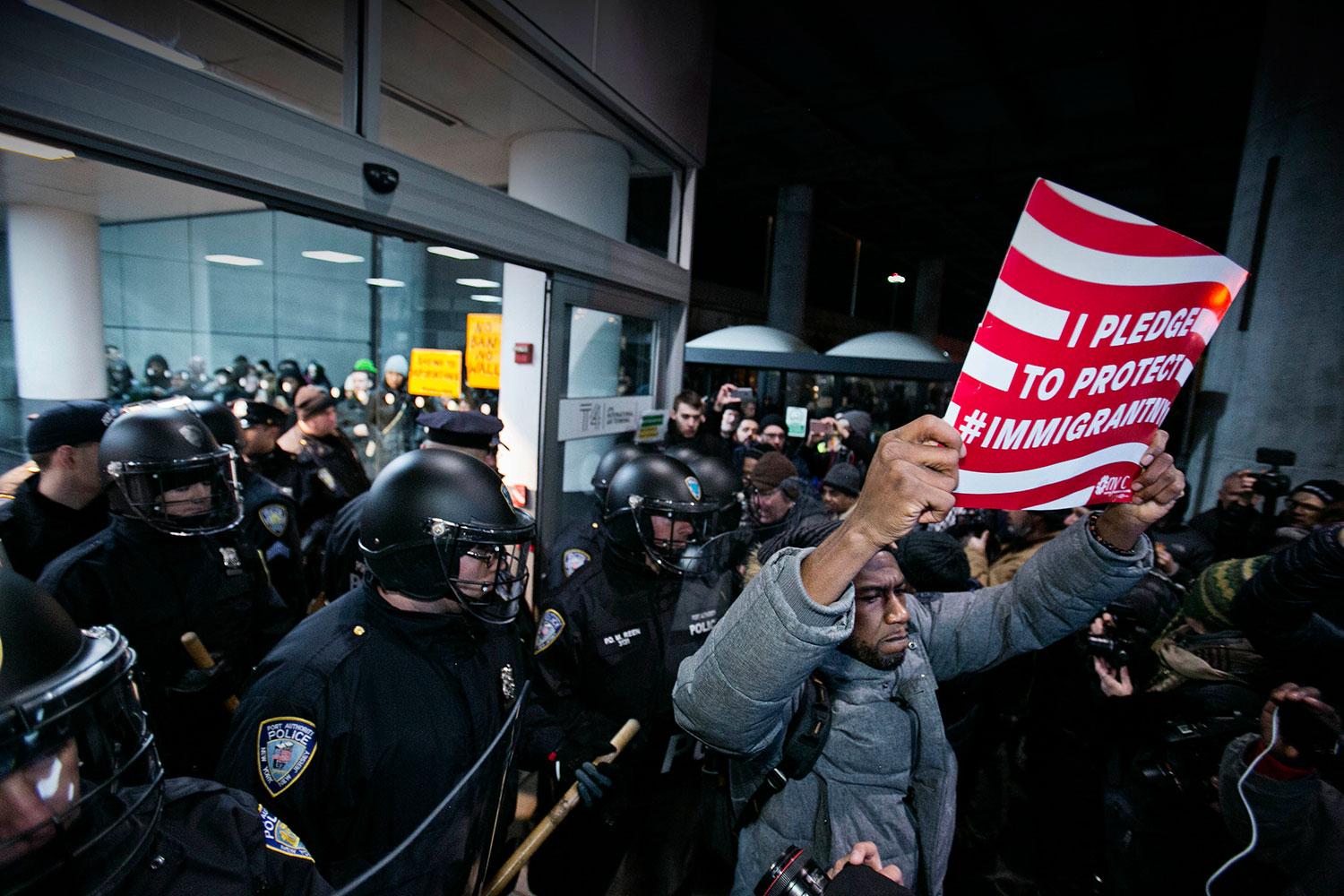 Protester vid JFK-flygplatsen.