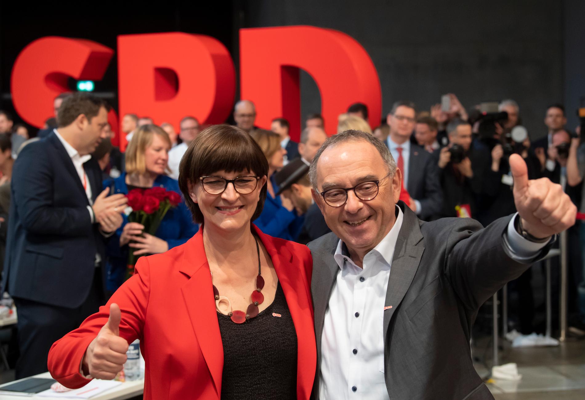 Norbert Walter-Borjans och Saskia Esken firar att de formellt blivit valda till partiledare i socialdemokratiska SPD.