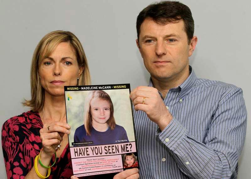 Maddies föräldrar, Kate och Gerry McCann, misstänktes först för att ha dödat sin dotter men avfärdades senare från utredningen. Detta trots att det hittades dna-spår från flickan i en bil de hyrde fem veckor efter hennes försvinnande.