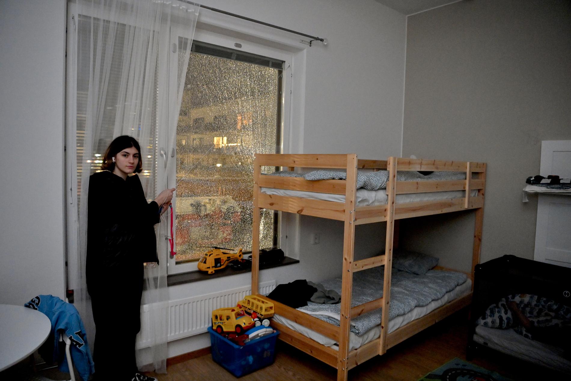 Mariam, 19, vaknade av explosionen. Hon är en av ett 30-tal ukrainska flyktingar i huset mittemot där det small. ”Allt skakade”, säger Mariam.