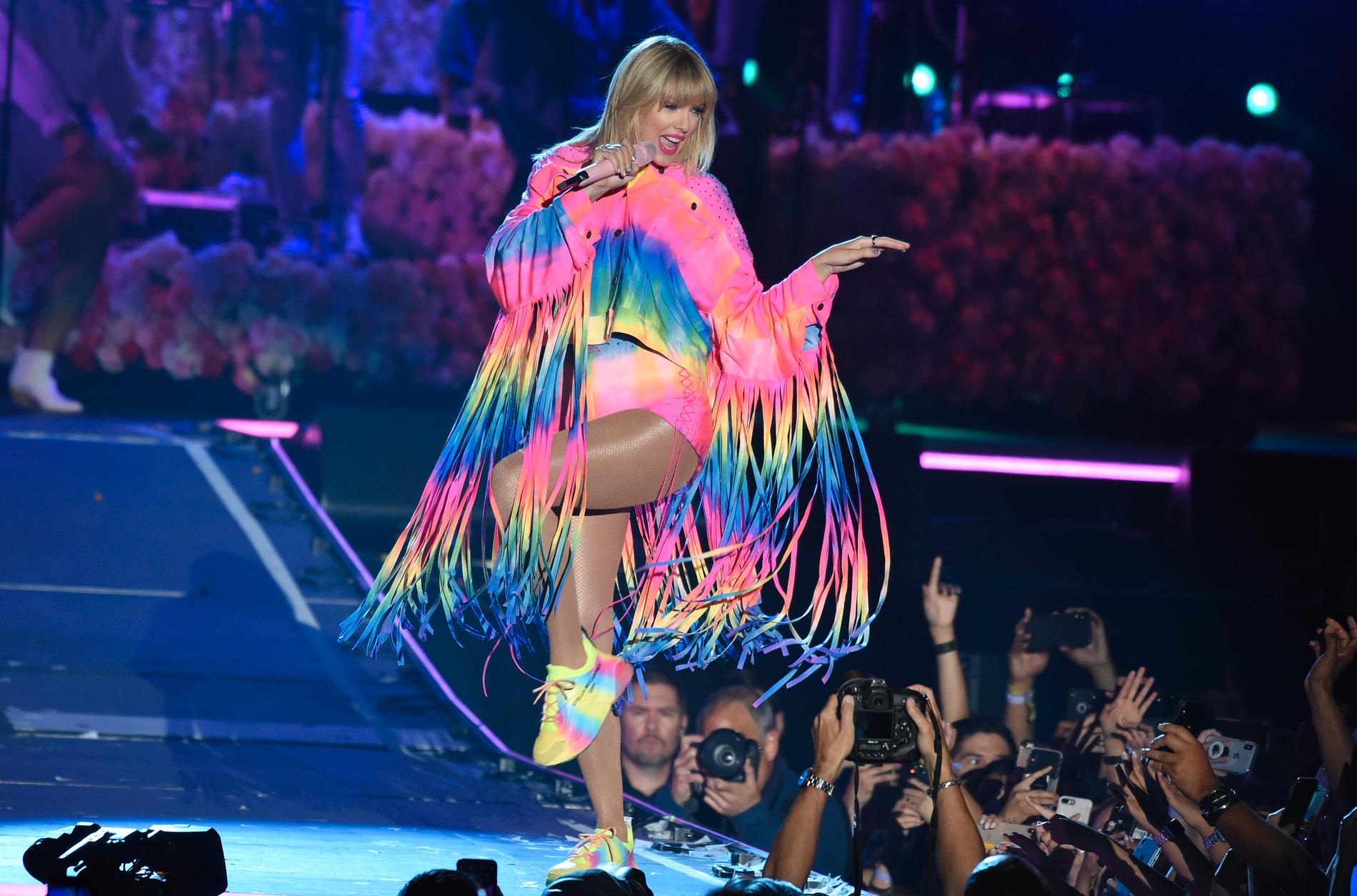 Taylor Swift under ett uppträdande i Carson, Kalifornien, i juni.