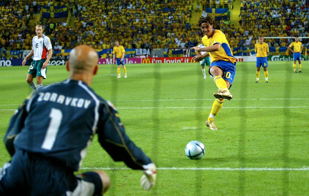 14 juni 2004 Det är EM i Portugal och Sverige drämmer till med 5–0 mot Bulgarien. Zlatan sätter 4–0 på straff i 78:e minuten.