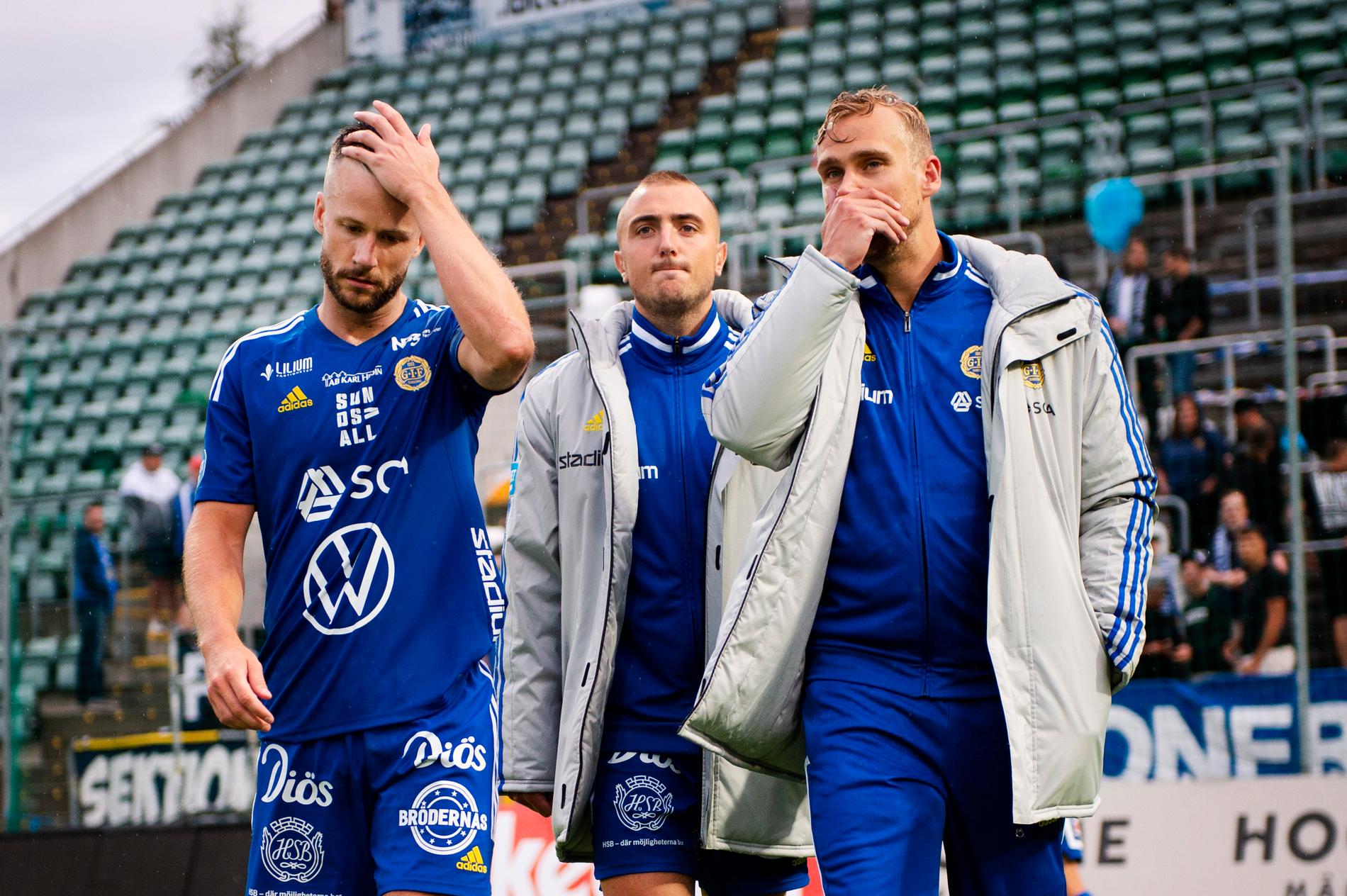 Robert Lundström, Dennis Olsson och Pontus Engblom deppar efter förlusten.