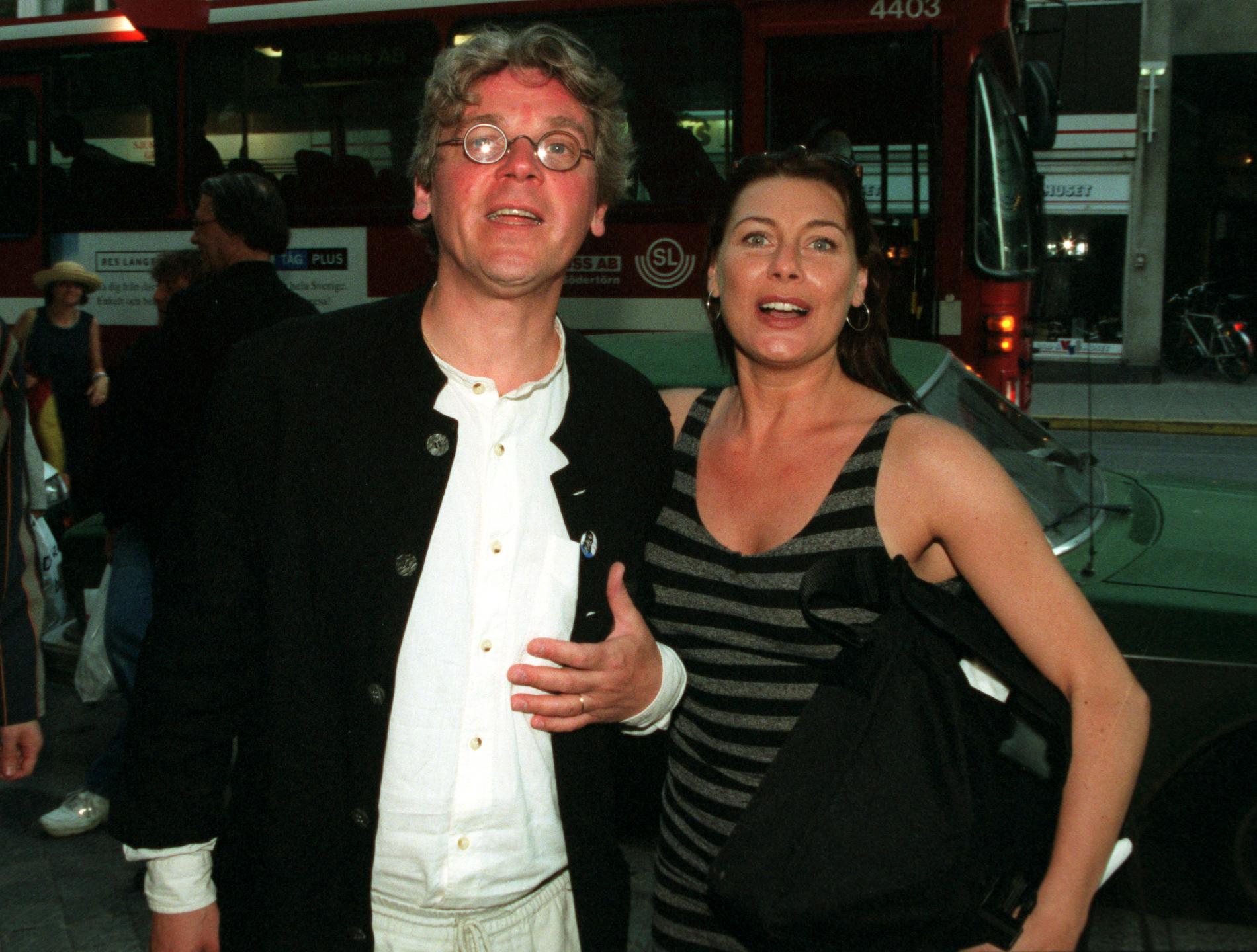 Bengt Järnblad och Tina Leijonberg på avskedsparty för tv-serien ”Tre kronor” 1996.