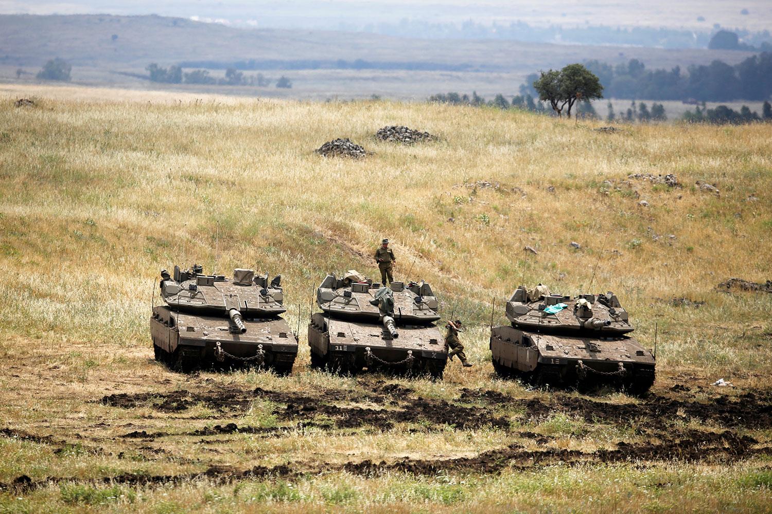 Israeliska stridsvagnar på Golanhöjderna på onsdagen.