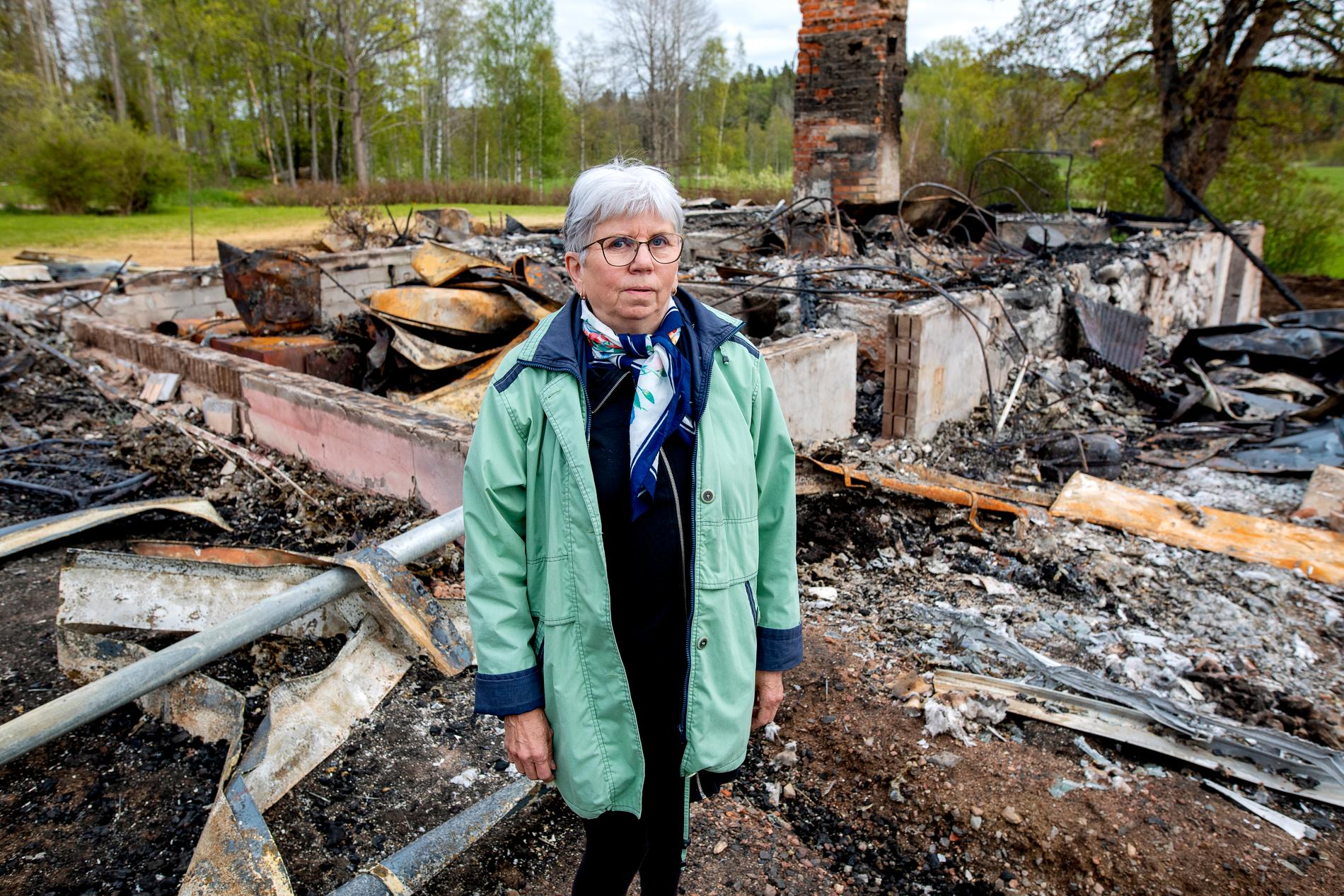 Kerstin Gasslander vid sitt nedbrunna hus.