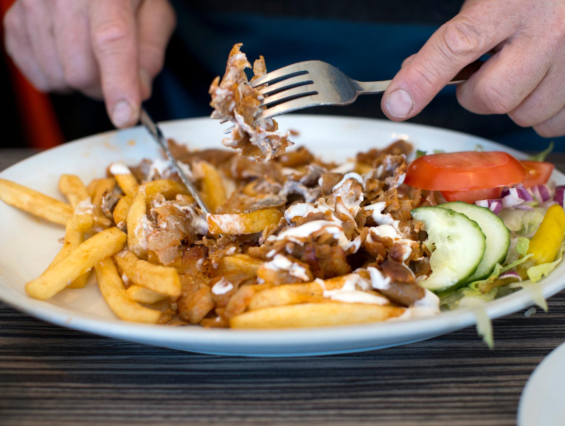 Håbo kommun lät restauranger servera mat i strid med coronareglerna.