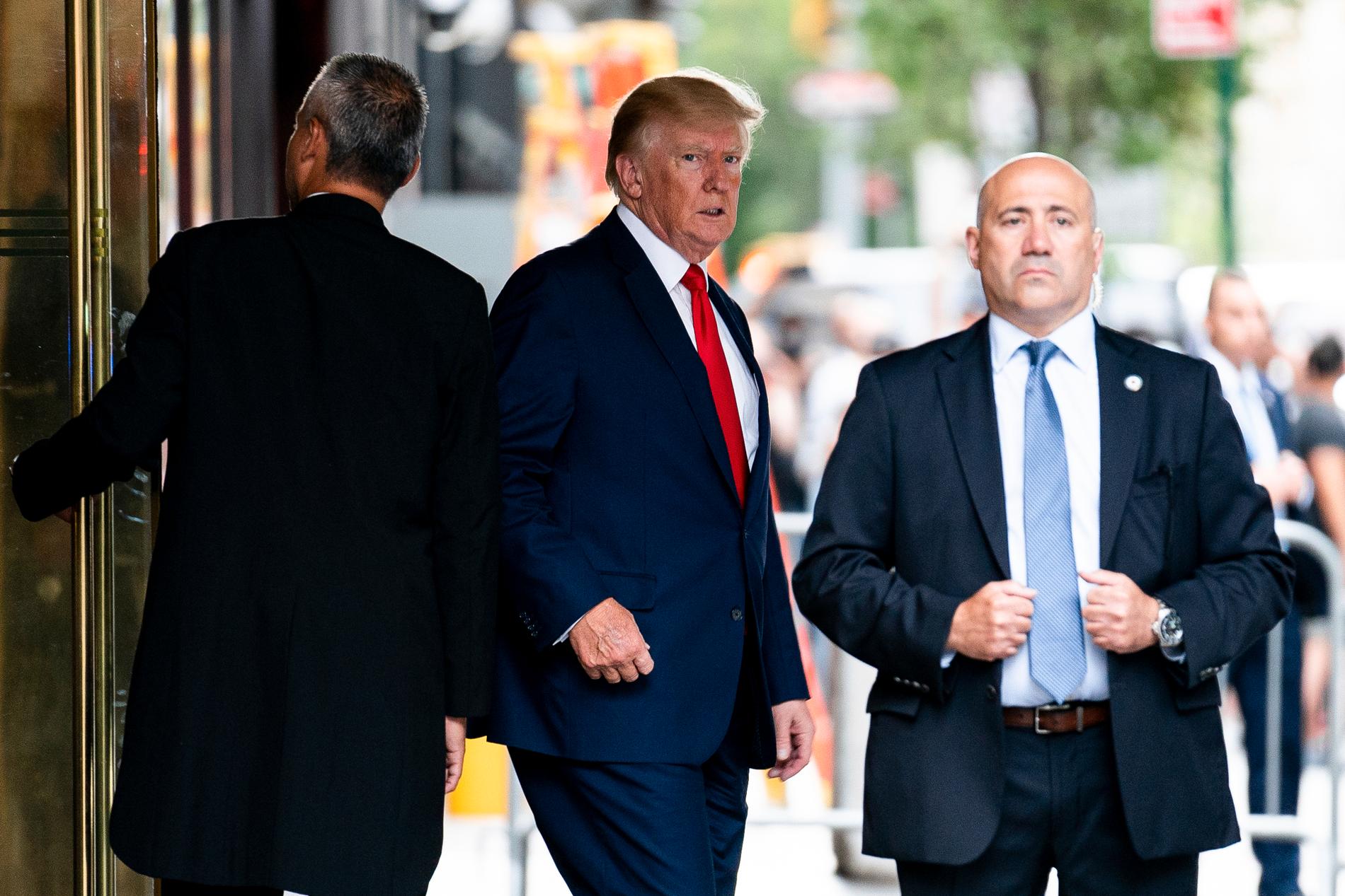 Lämnade Trump Tower för att åka till åklagarens kontor i New York. 