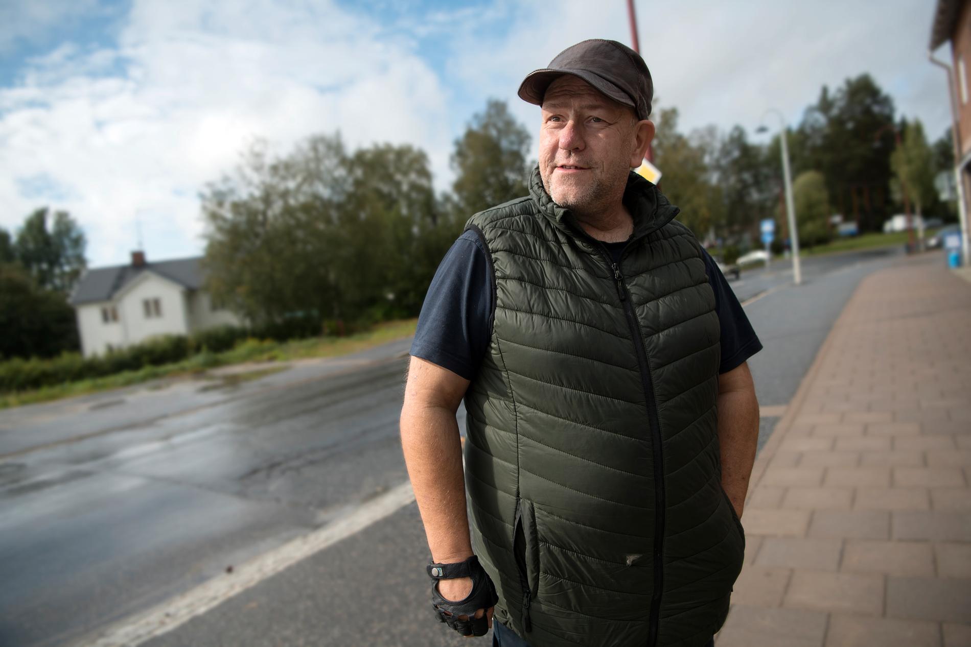Lennart Vilhemsson, 51, bor två mil från Bjurholm centrum. Han flyttade hit för snart 25 år sedan och trivs med lugnet och stillheten. 