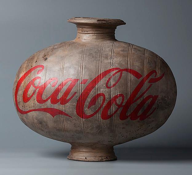 Ai Weiwei, ”Coca cola vase”.