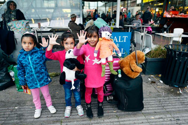 Flyktingarna som kommer till Malmö centralstation har mötts av människor som delar ut kläder och leksaker.