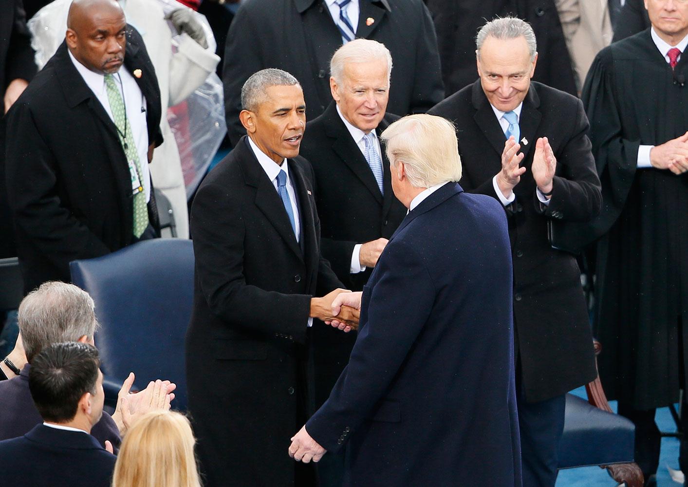 Trump hälsar på Obama när installationsceremonin börjar.
