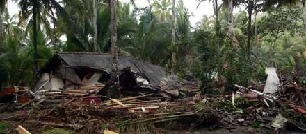 Ingen har avbokat Måndagens tsunami på Java har inte avskräckt turisterna från att boka resor.